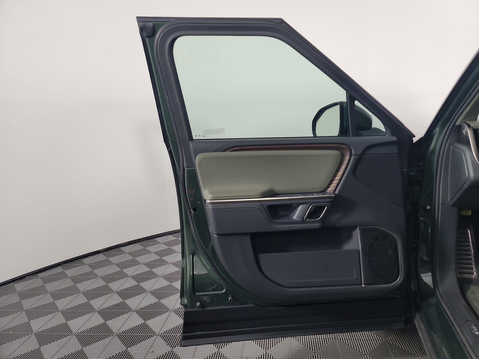 Used 2023 Rivian R1S Adventure AWD/4WD image 16