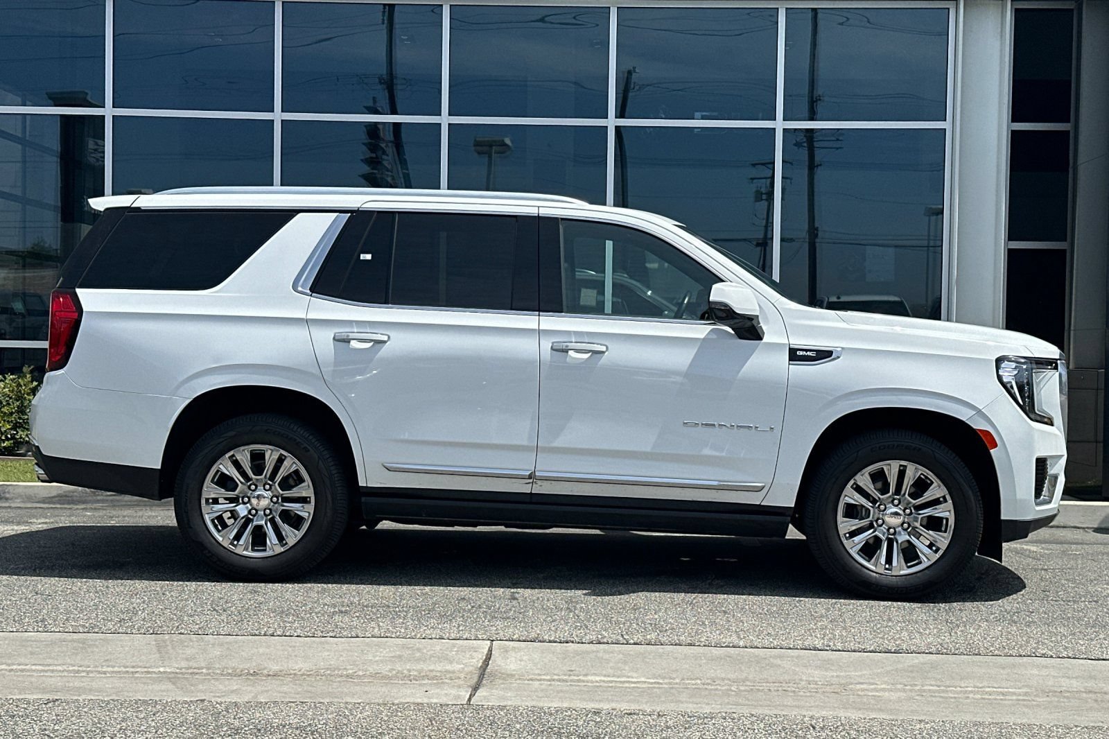 Used 2022 GMC Yukon Denali AWD/4WD image 3