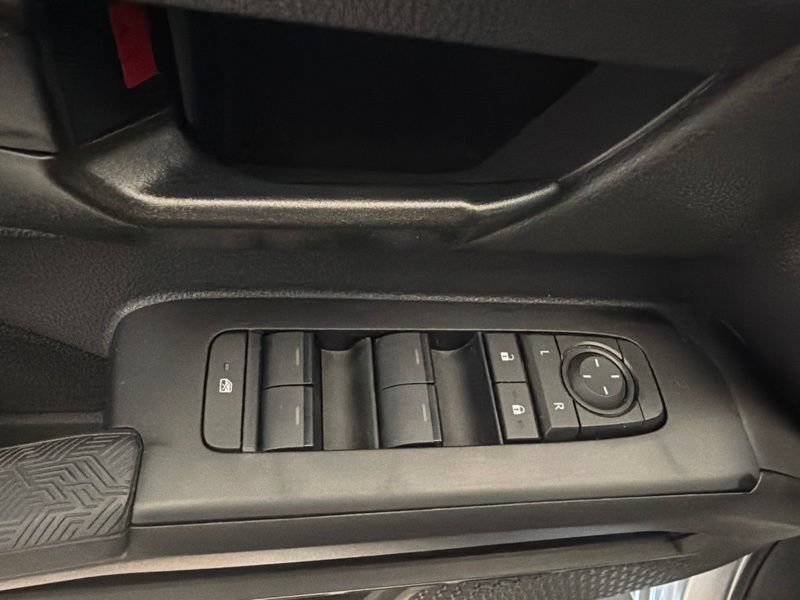 Certified 2025 Toyota Tacoma SR5 AWD/4WD image 15
