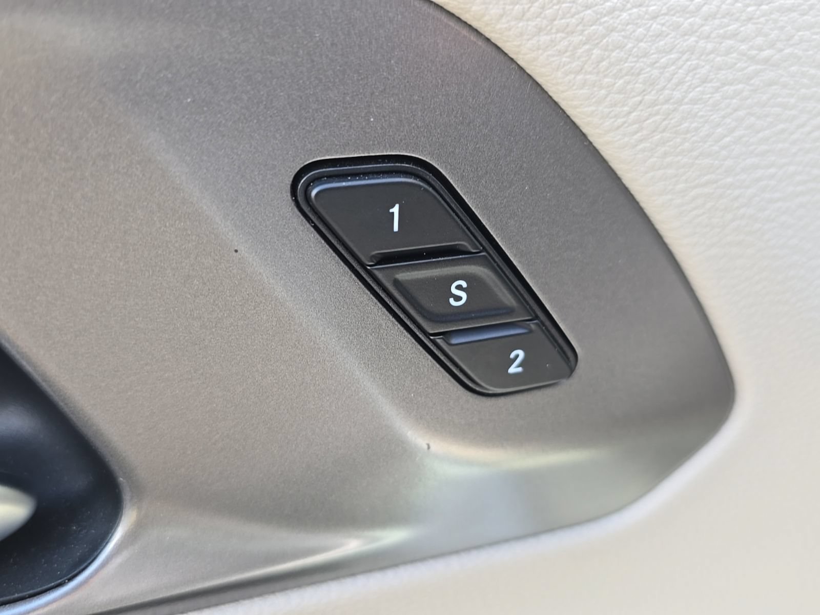 Used 2023 Chrysler Pacifica Touring-L FWD image 9