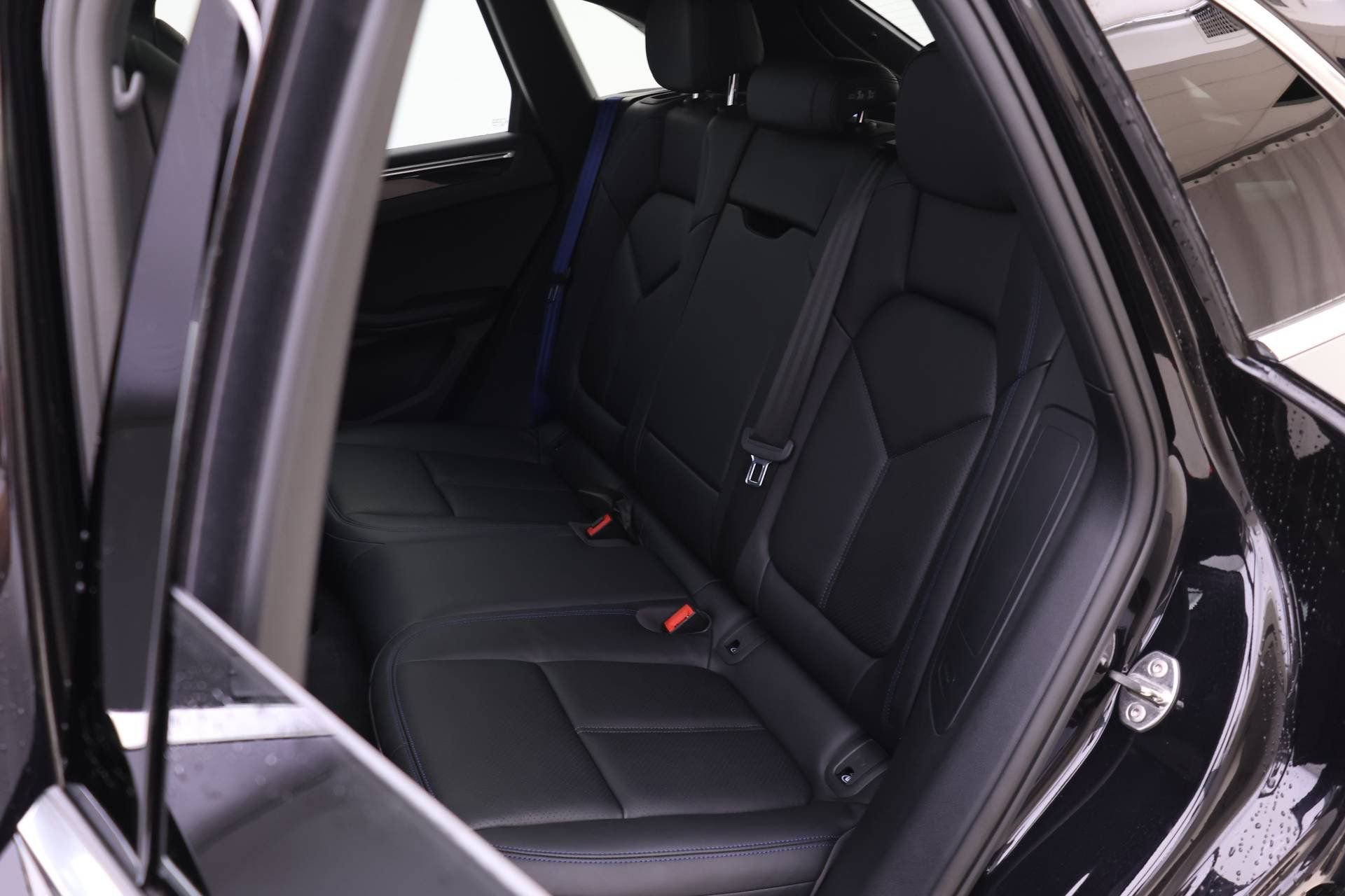 Used 2025 Porsche Macan AWD/4WD image 16