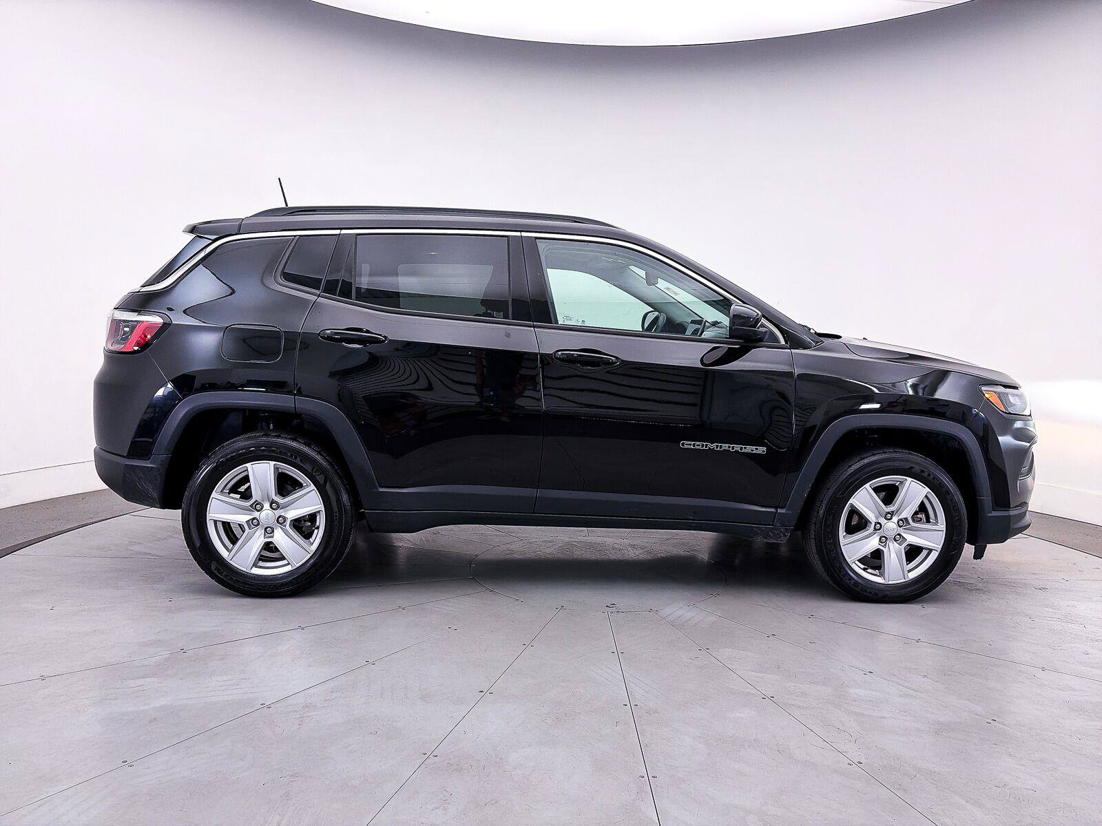 Used 2022 Jeep Compass Latitude w/ Sun and Sound Group AWD/4WD image 41