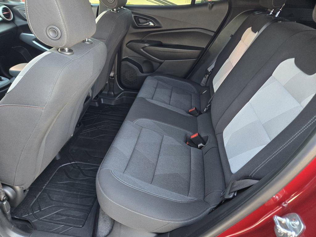 Used 2025 Chevrolet Trax RS w/ Sunroof Package image 17