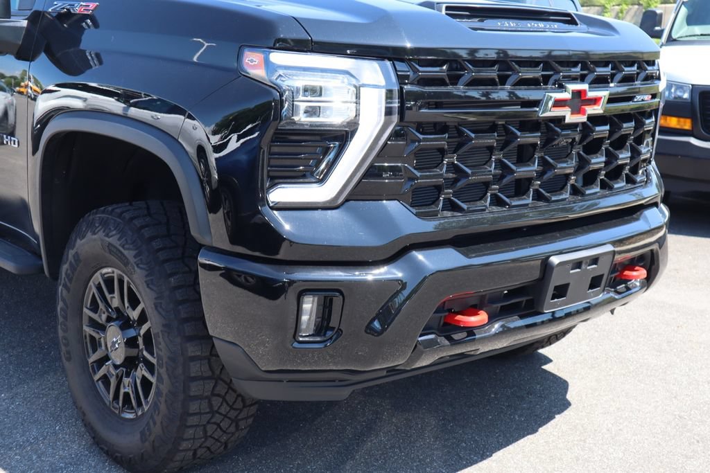 Used 2024 Chevrolet Silverado 2500 ZR2 w/ Technology Package AWD/4WD image 3
