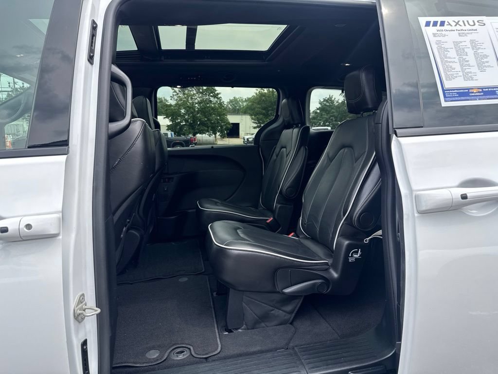 Used 2025 Chrysler Pacifica Limited FWD image 15