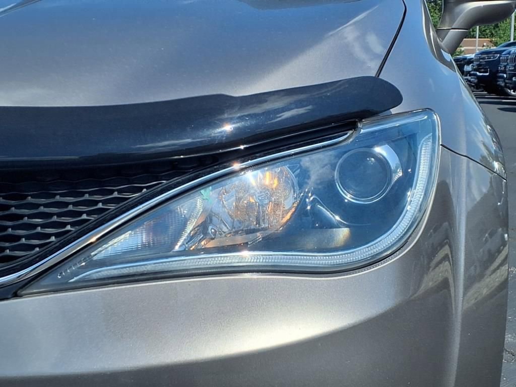 Used 2017 Chrysler Pacifica Touring-L image 22