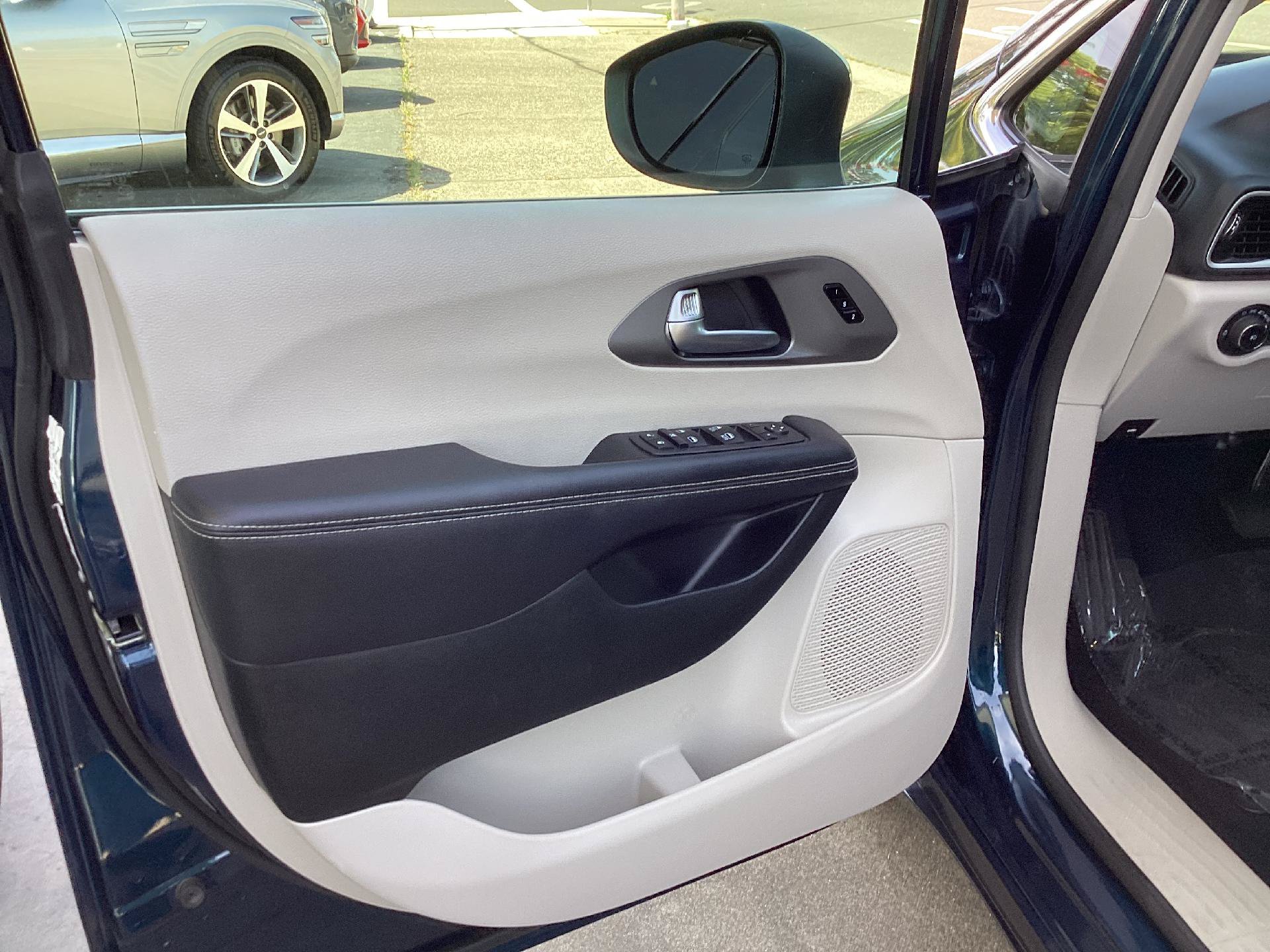 Used 2023 Chrysler Pacifica Touring-L FWD image 9
