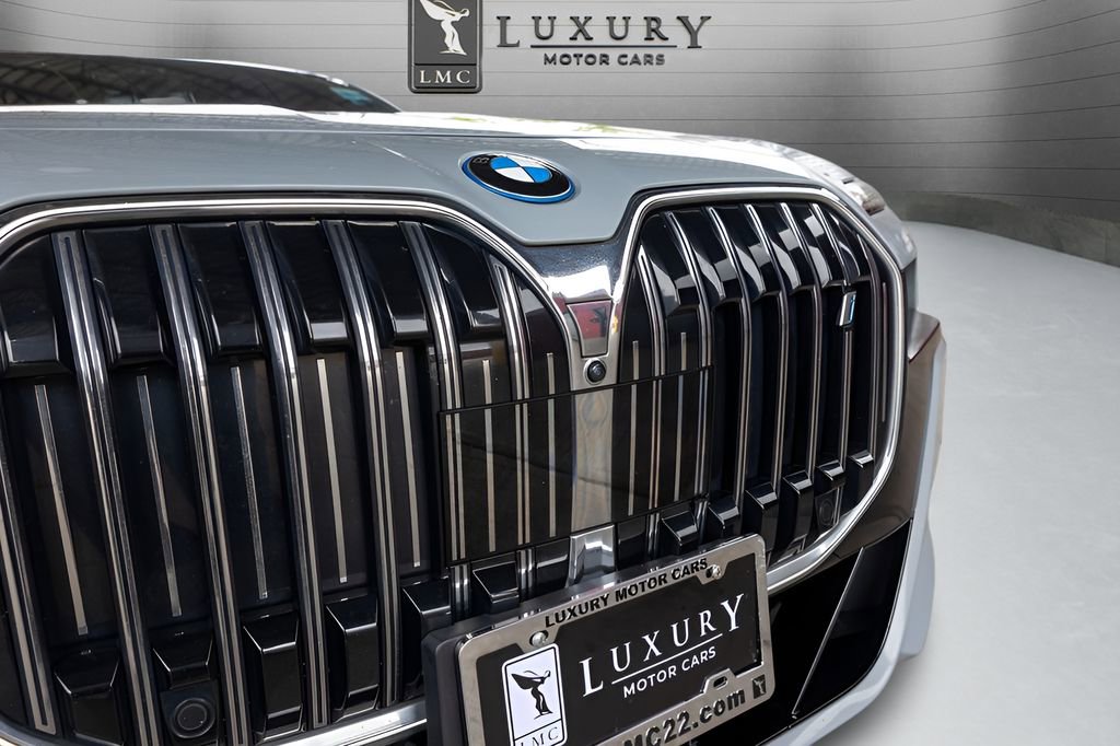 Used 2023 BMW i7 xDrive60 w/ Executive Package 2 AWD/4WD image 13