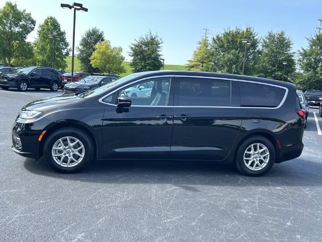 Used 2025 Chrysler Pacifica Select FWD image 7