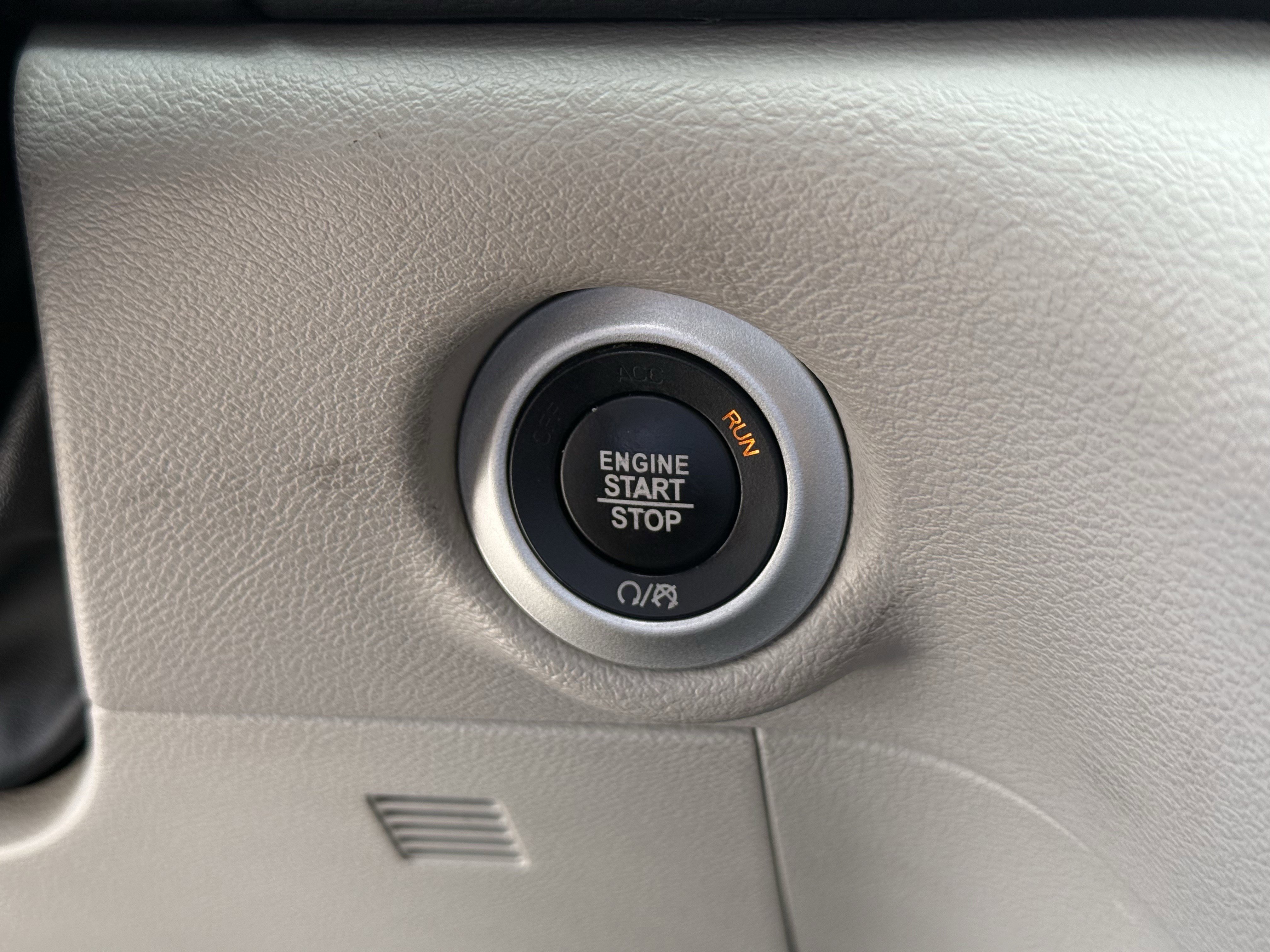 Used 2017 Chrysler Pacifica Touring-L w/ Tire & Wheel Group image 9