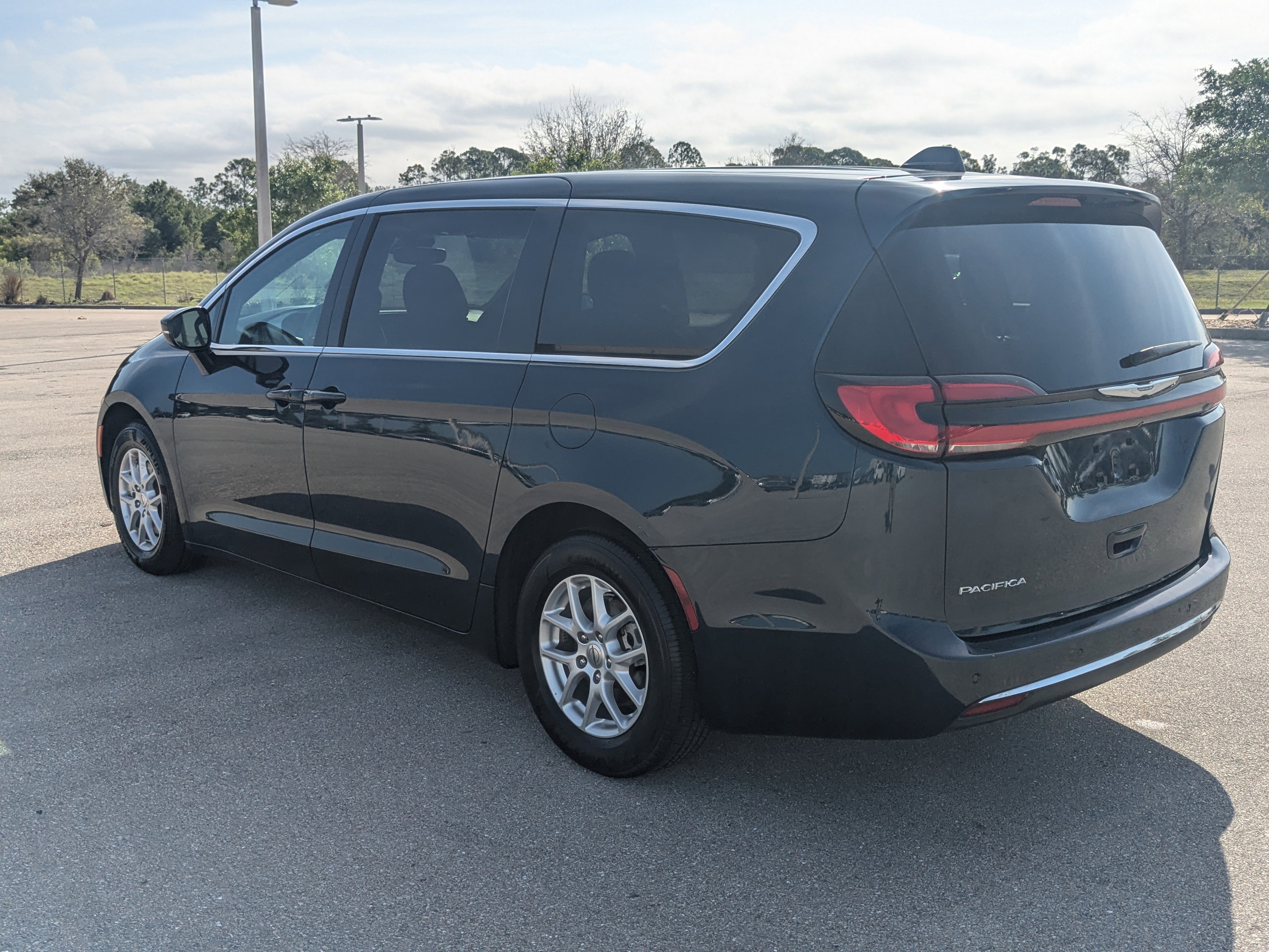 Used 2024 Chrysler Pacifica Touring FWD image 7