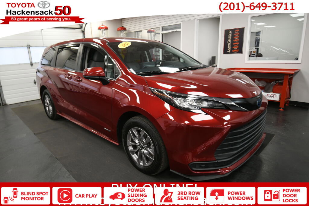 Used 2021 Toyota Sienna LE FWD image 1