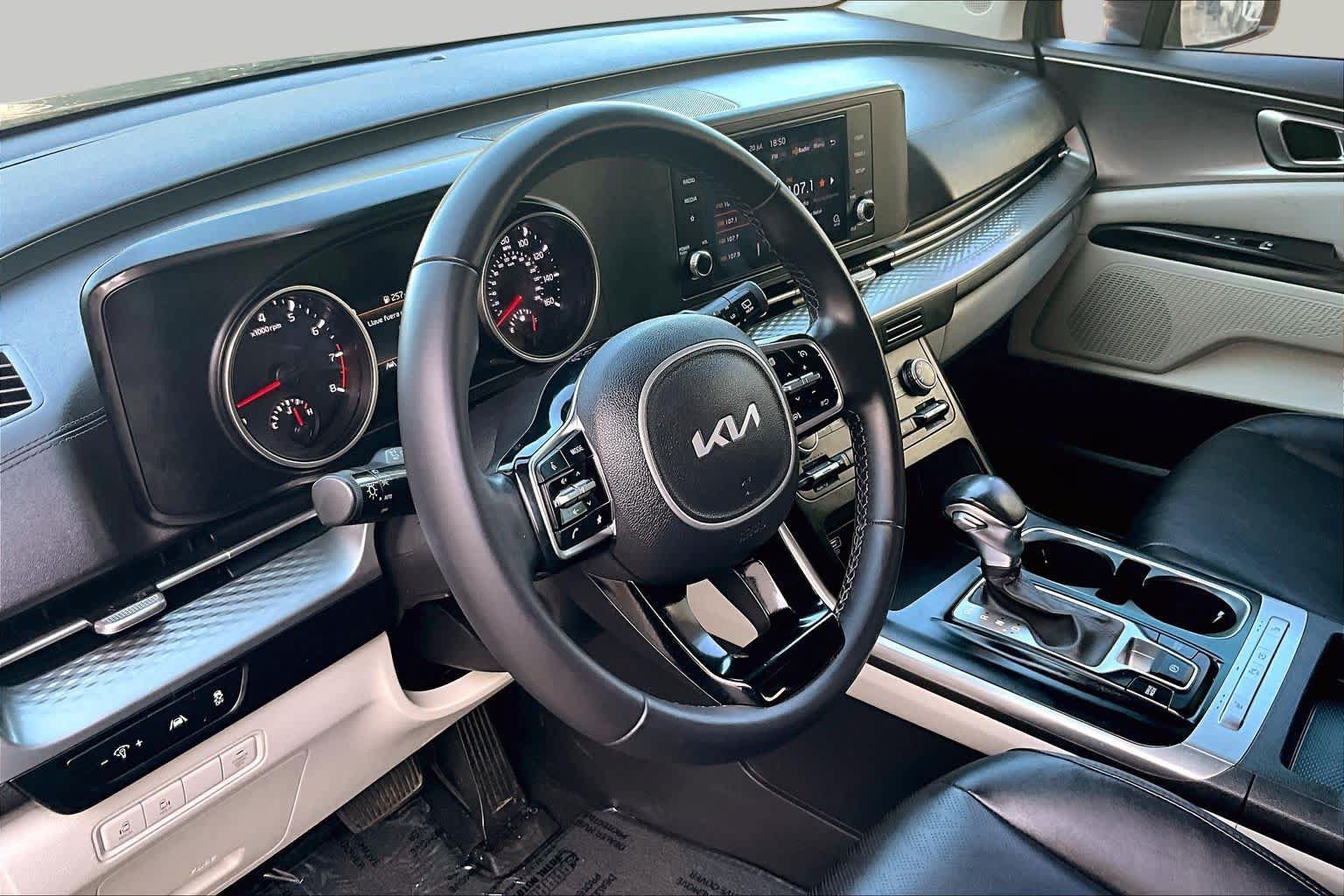 Used 2022 Kia Carnival LX FWD image 17