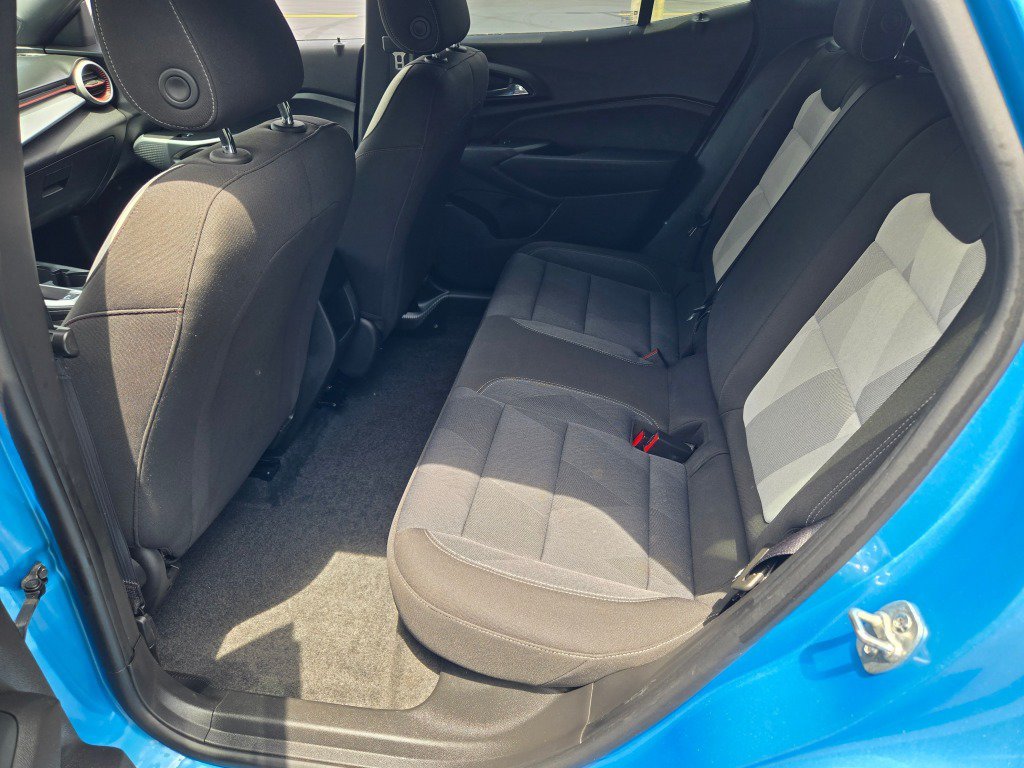 Used 2025 Chevrolet Trax RS FWD image 15