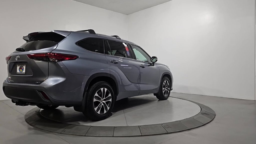 Used 2020 Toyota Highlander XLE AWD/4WD image 5