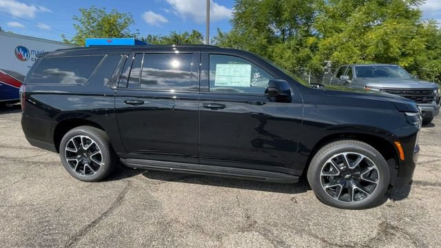 New 2026 Chevrolet Suburban RST w/ RST Capability Package AWD/4WD image 3