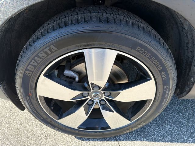 Used 2021 Volvo XC40 T4 Momentum image 11