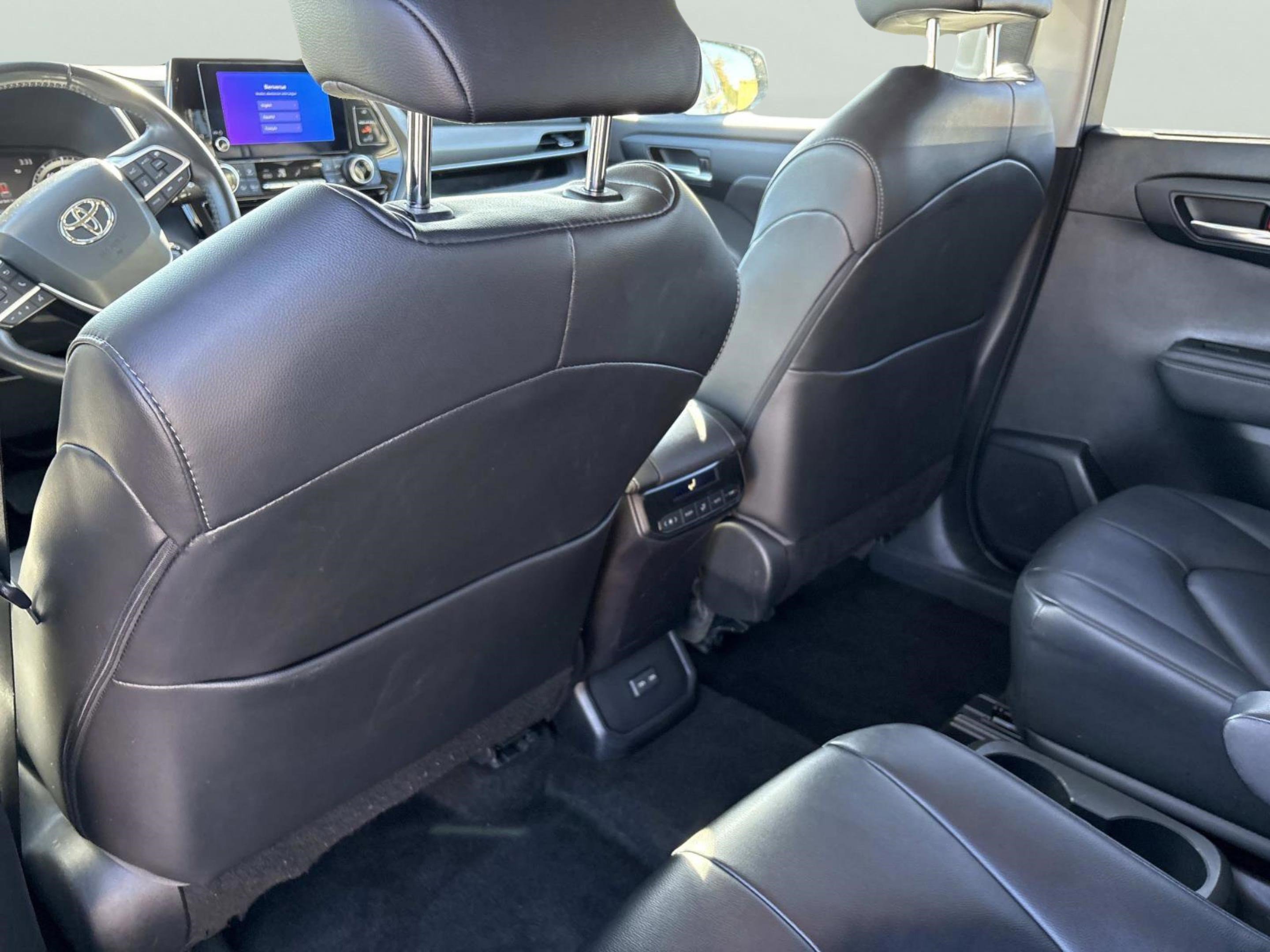 Used 2023 Toyota Highlander XLE image 19