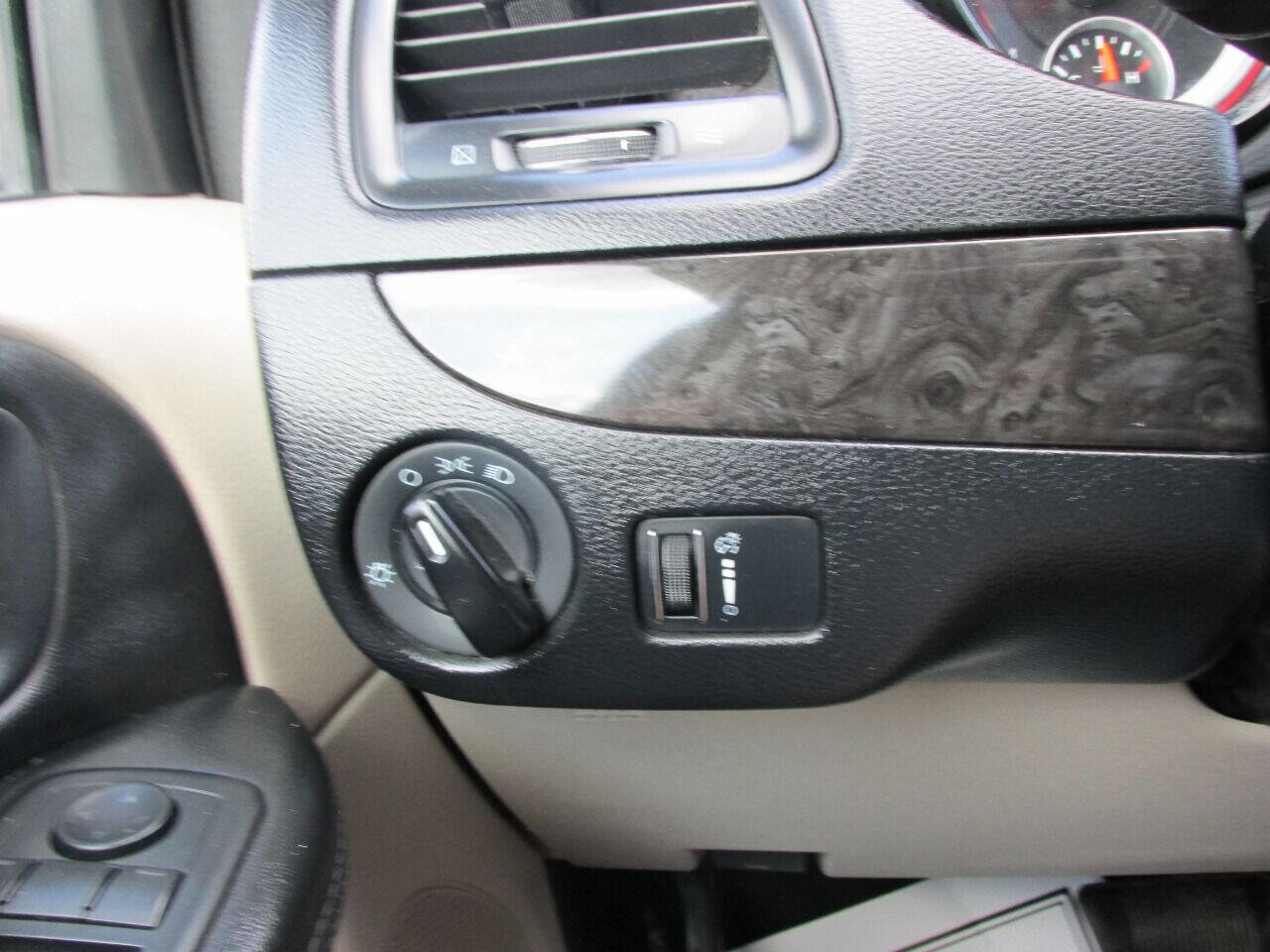 Used 2013 Dodge Grand Caravan SXT FWD image 7