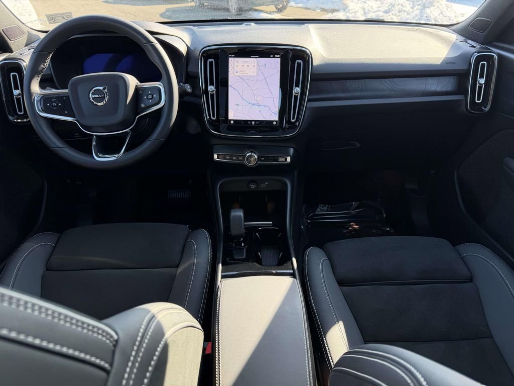 Used 2023 Volvo XC40 Recharge Plus image 2