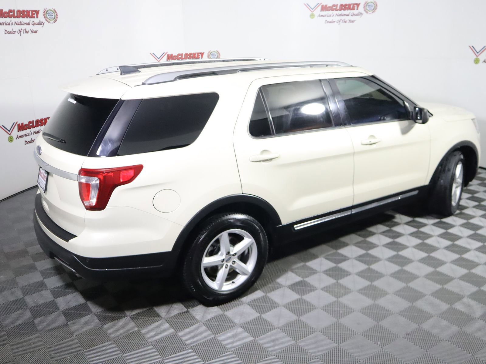 Used 2018 Ford Explorer XLT FWD image 4