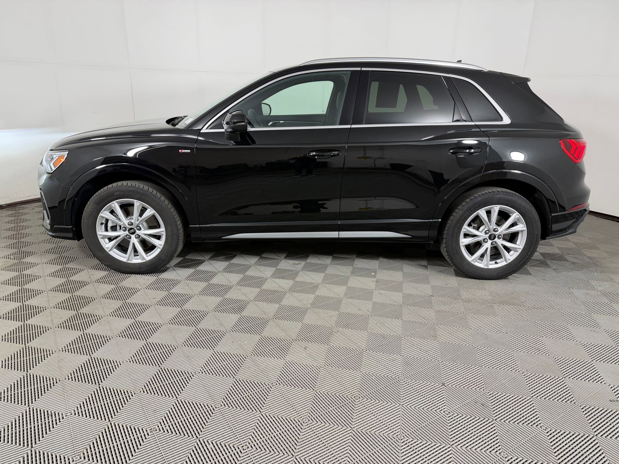 Certified 2025 Audi Q3 2.0T Premium w/ Convenience Package AWD/4WD image 2