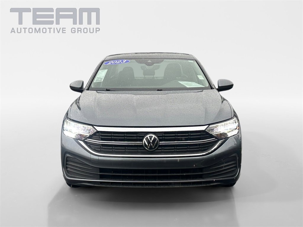 Used 2023 Volkswagen Jetta SE image 2