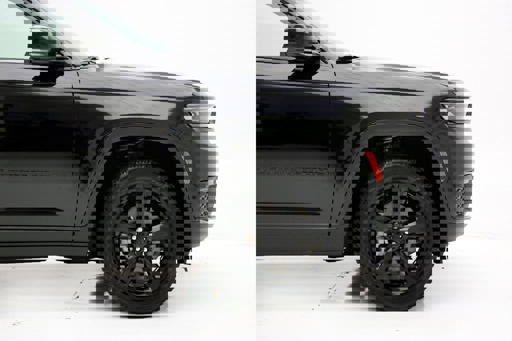 Used 2023 Jeep Grand Cherokee L Laredo image 4