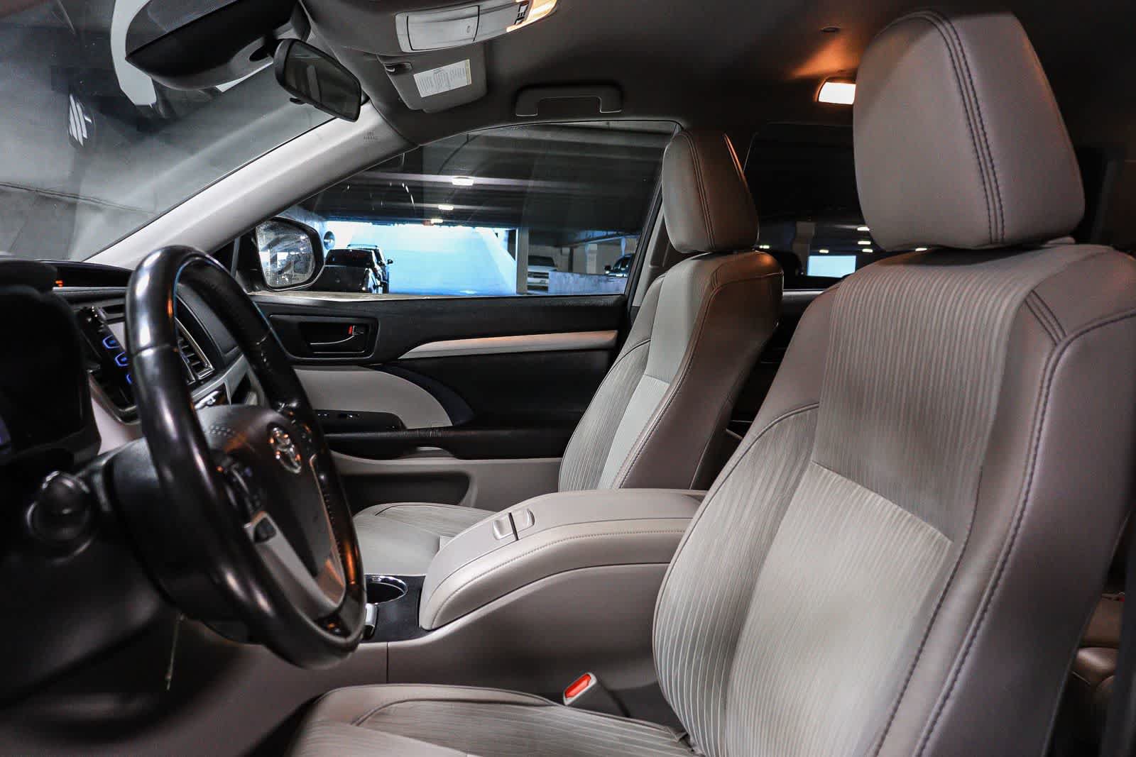 Certified 2019 Toyota Highlander Plus w/ Carpet Mat Package (TMS) FWD image 18