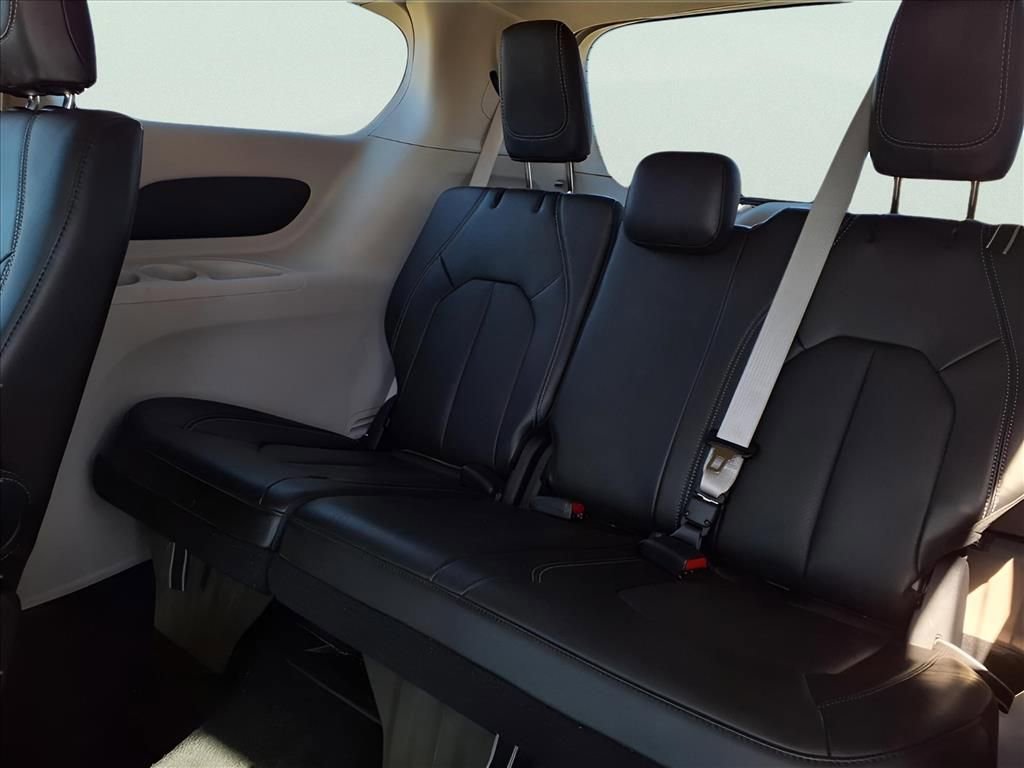Used 2024 Chrysler Pacifica Touring-L image 13