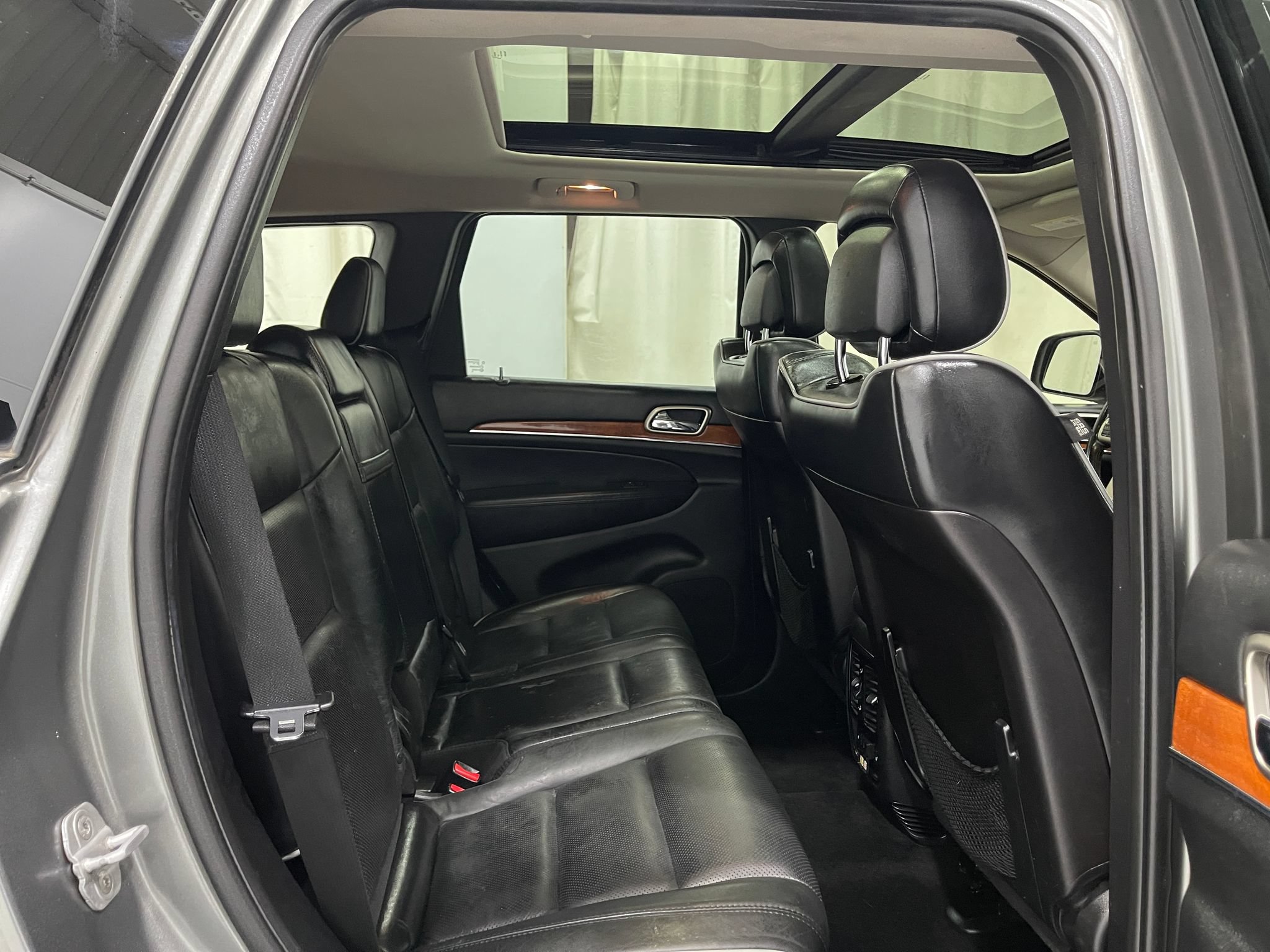Used 2012 Jeep Grand Cherokee Overland AWD/4WD image 30