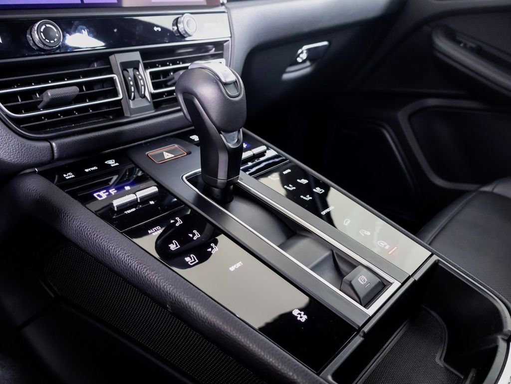 Certified 2024 Porsche Macan w/ Premium Plus Package image 21