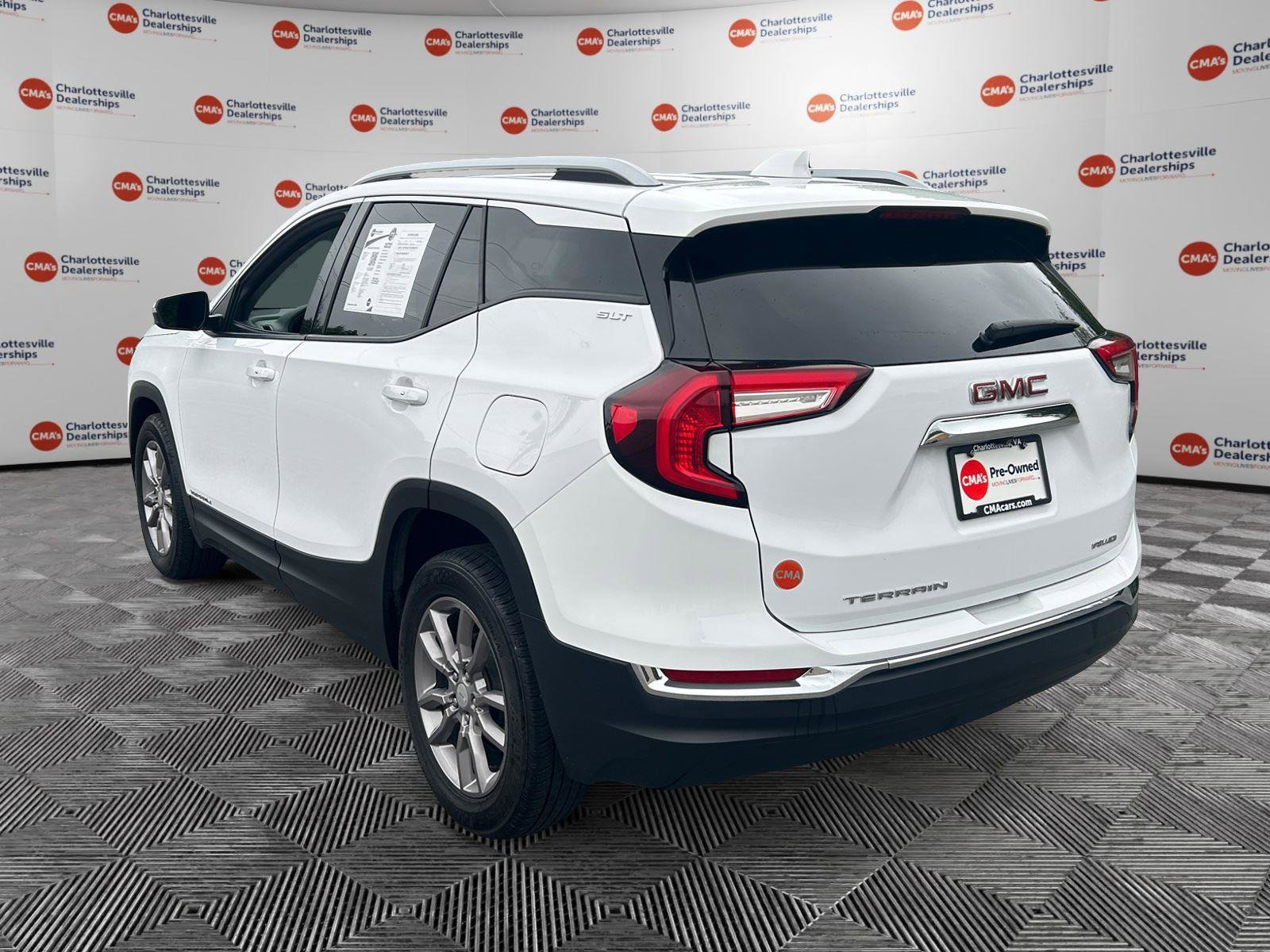 Used 2024 GMC Terrain SLT AWD/4WD image 3