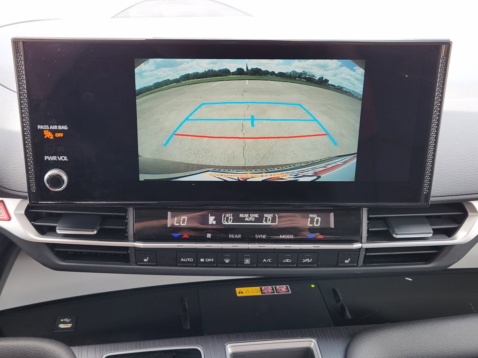 Used 2025 Toyota Sienna XLE image 28