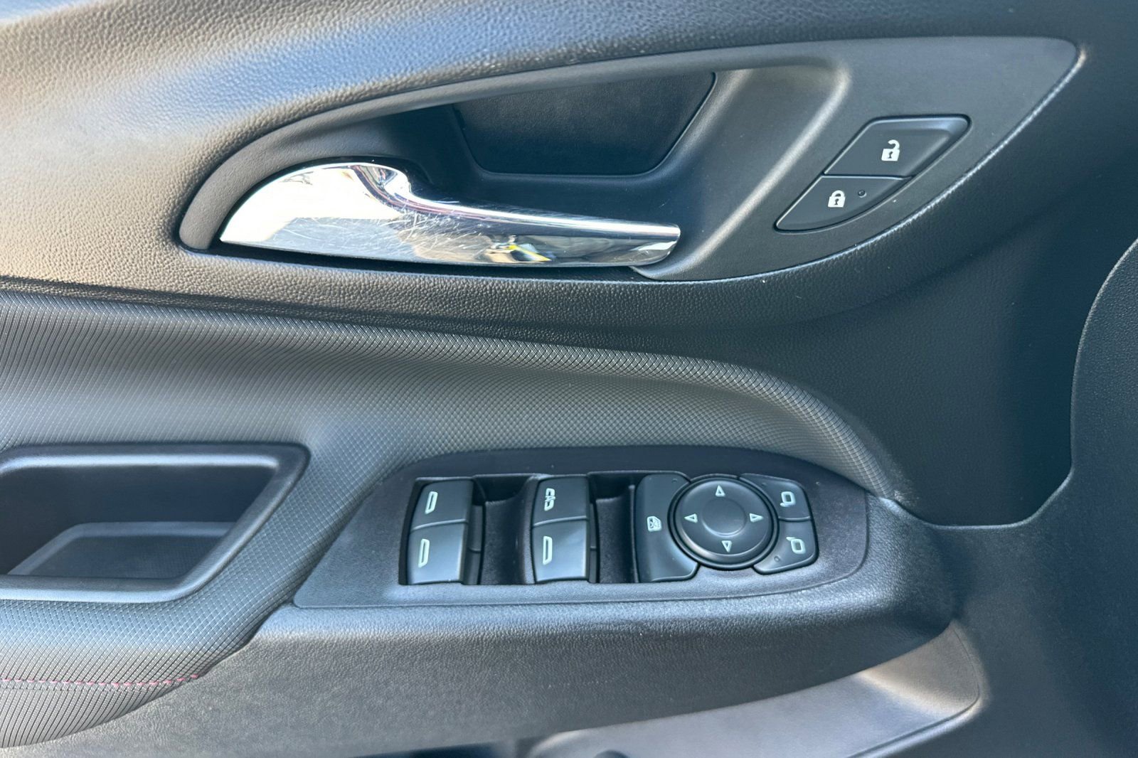 Used 2022 Chevrolet Equinox RS w/ RS Leather Package image 11