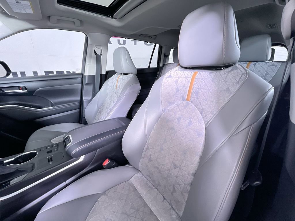 Used 2023 Toyota Highlander Bronze Edition image 13