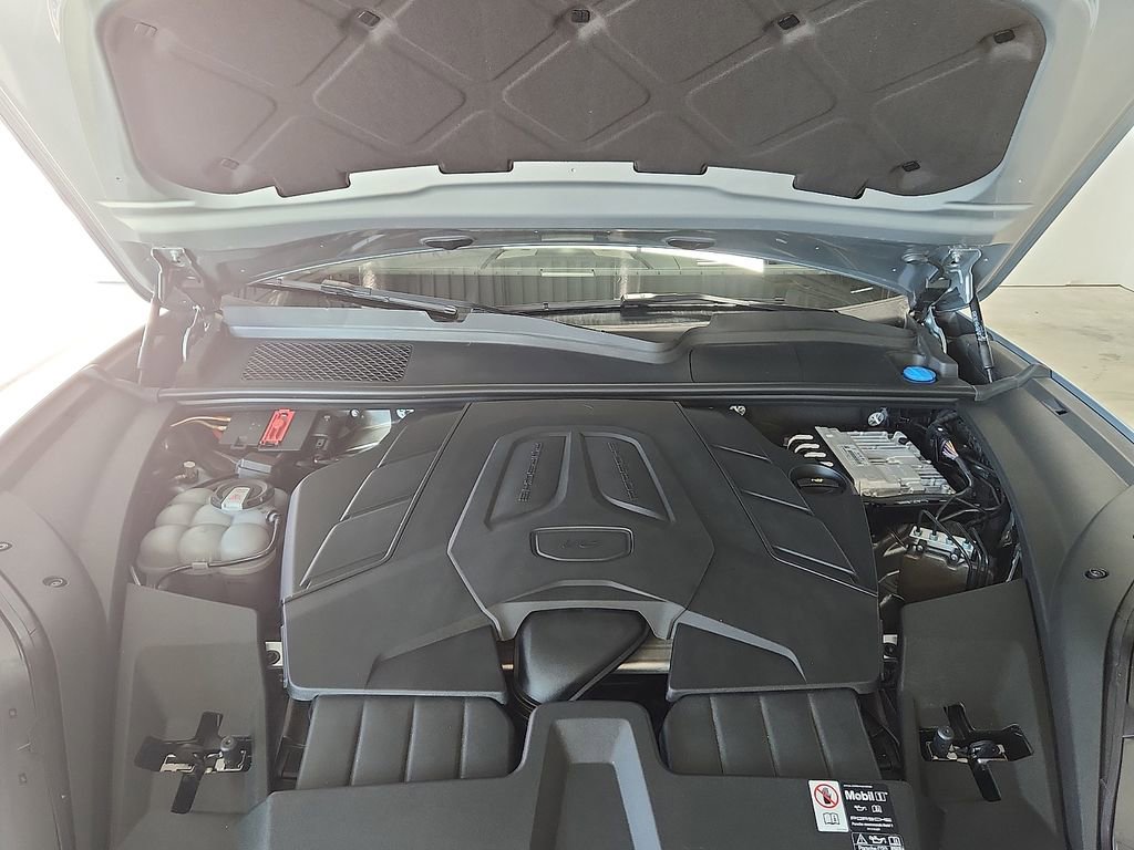 Used 2025 Porsche Cayenne image 28