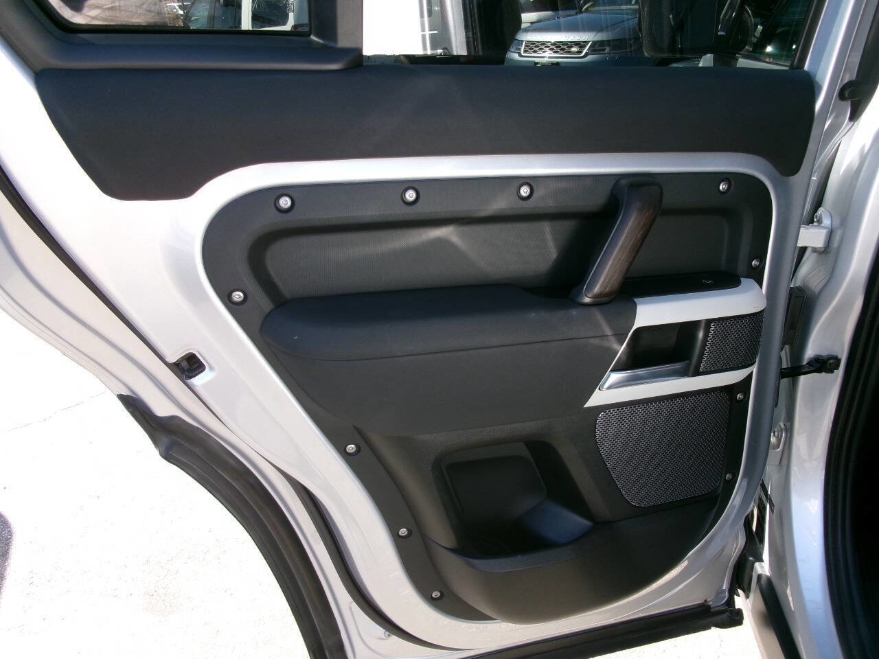 Used 2020 Land Rover Defender 110 SE image 22