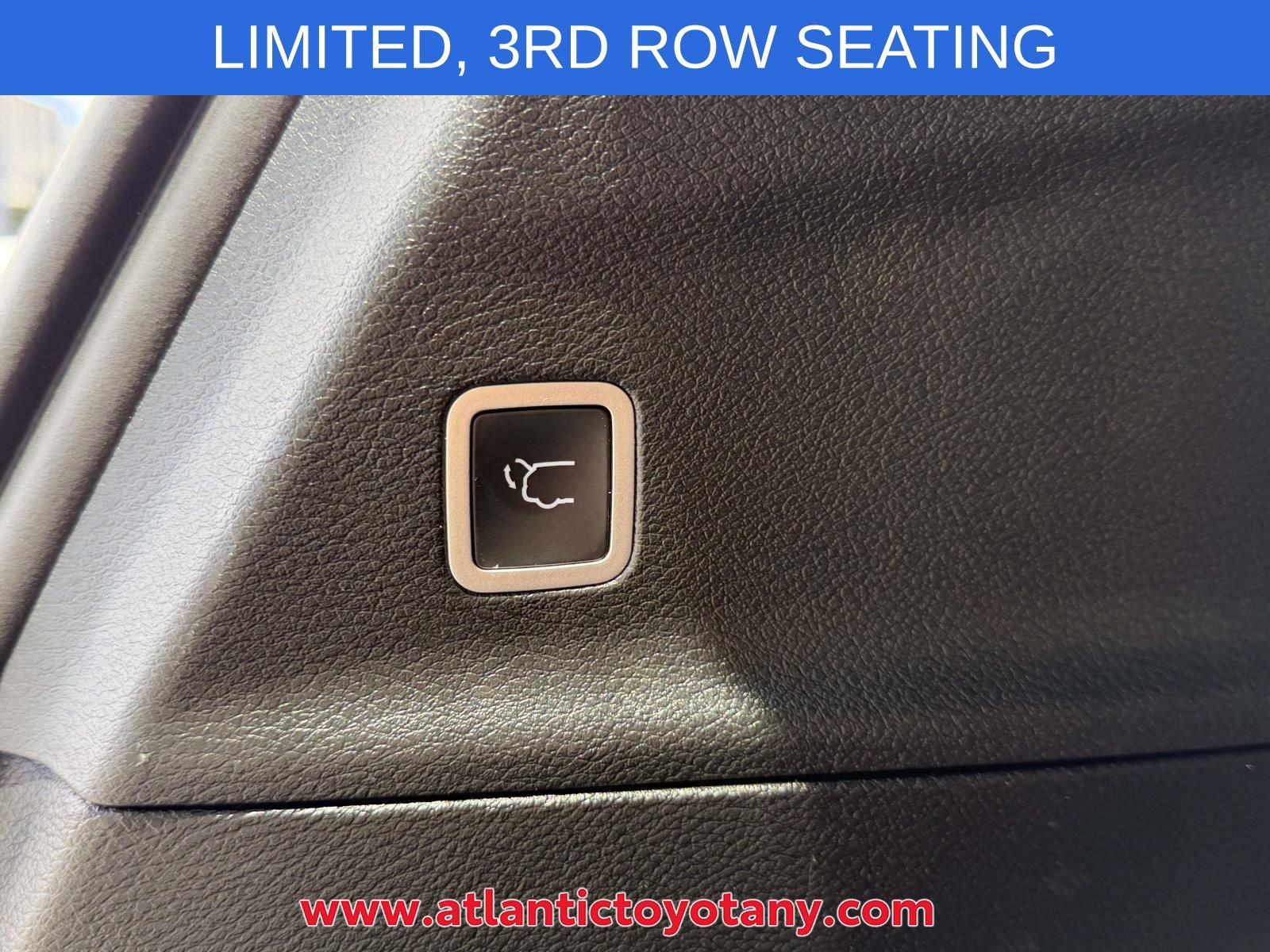 Used 2025 Chrysler Pacifica Limited FWD image 17