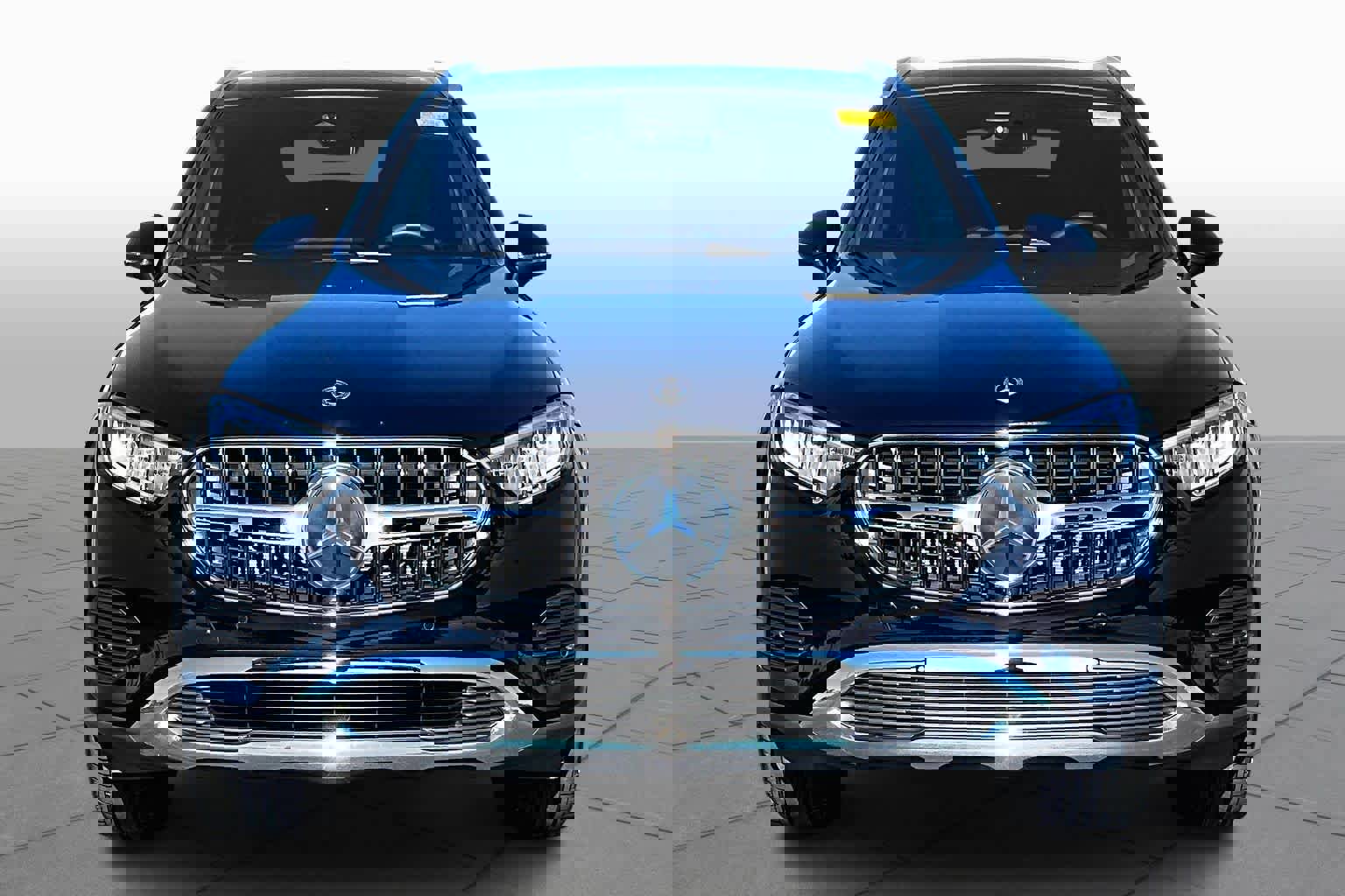 Used 2025 Mercedes-Benz GLC 300 4MATIC image 4