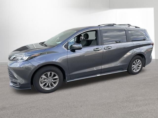 Used 2025 Toyota Sienna XLE w/ XLE Plus Package AWD/4WD image 6