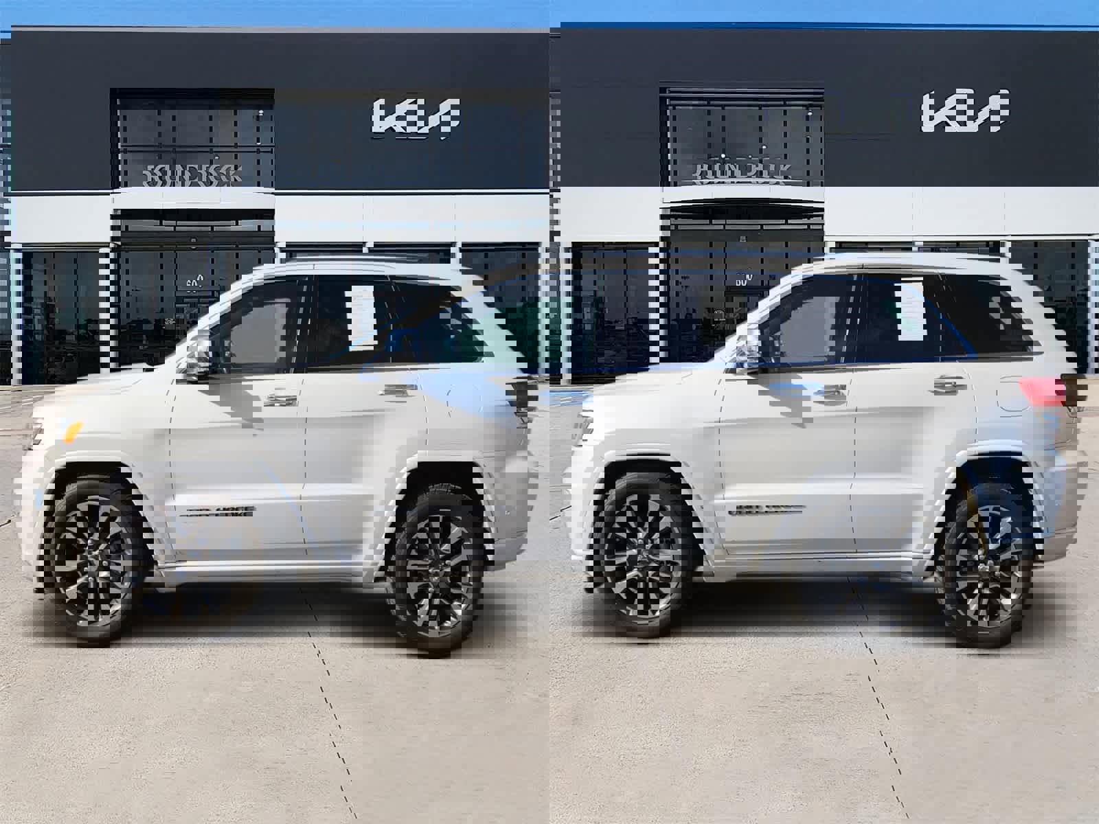 Used 2017 Jeep Grand Cherokee Overland w/ Jeep Active Safety Group image 4