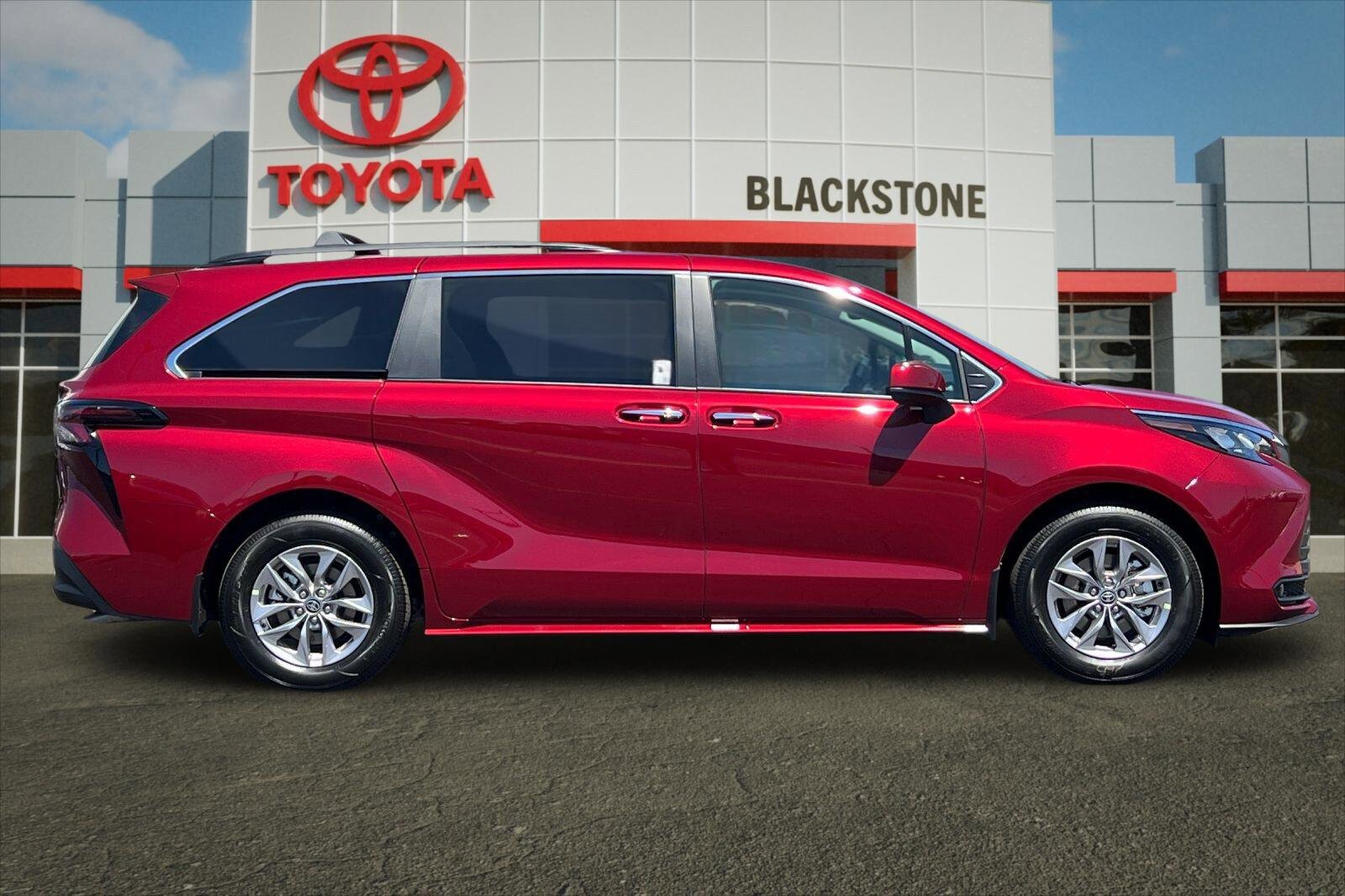 Certified 2026 Toyota Sienna XLE FWD image 2