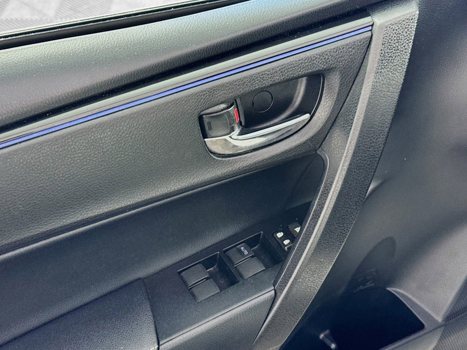 Used 2019 Toyota Corolla SE w/ Carpet Mat Package (TMS) FWD image 11