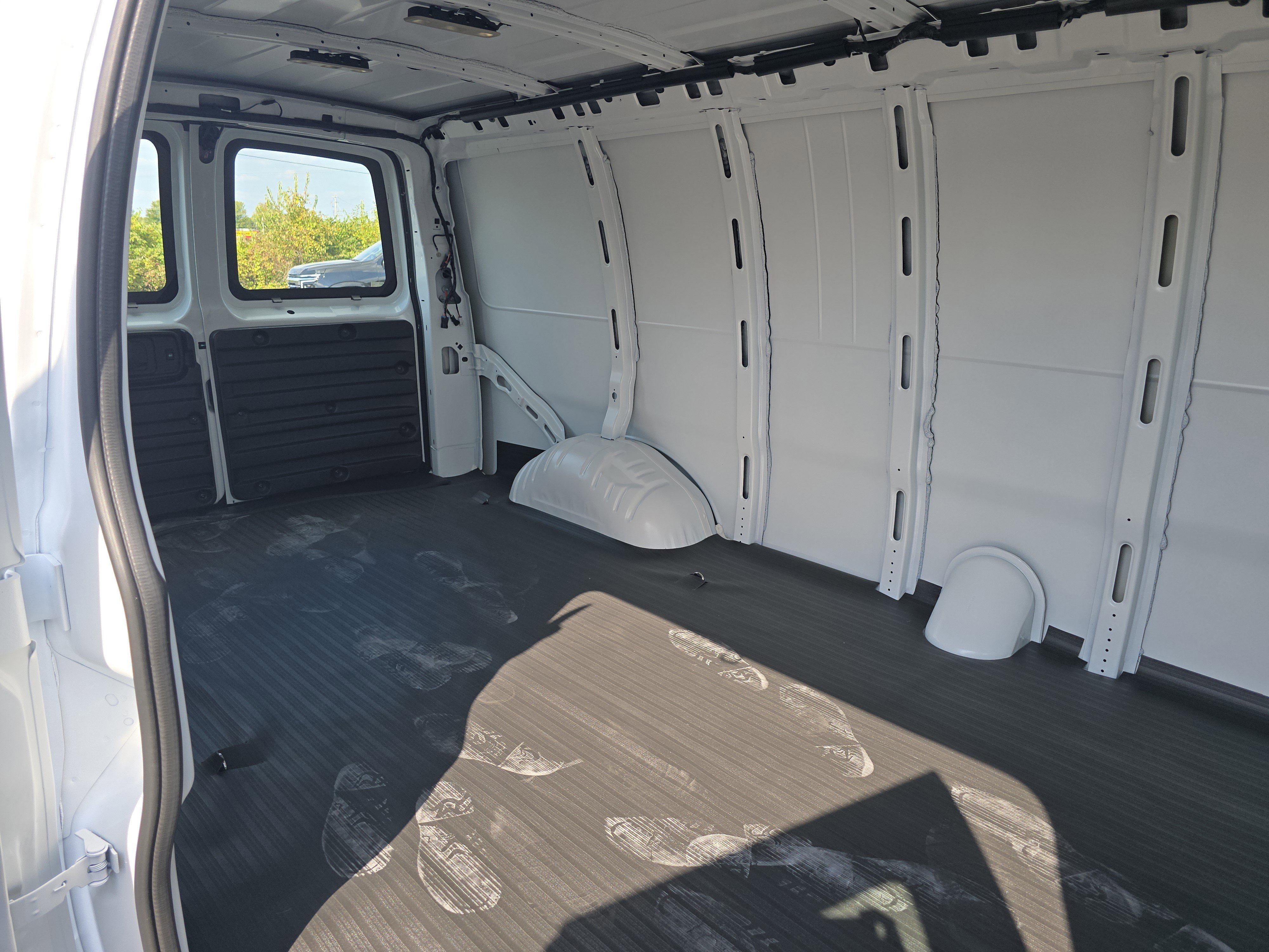 New 2025 Chevrolet Express 3500 Extended w/ Driver Convenience Package image 4