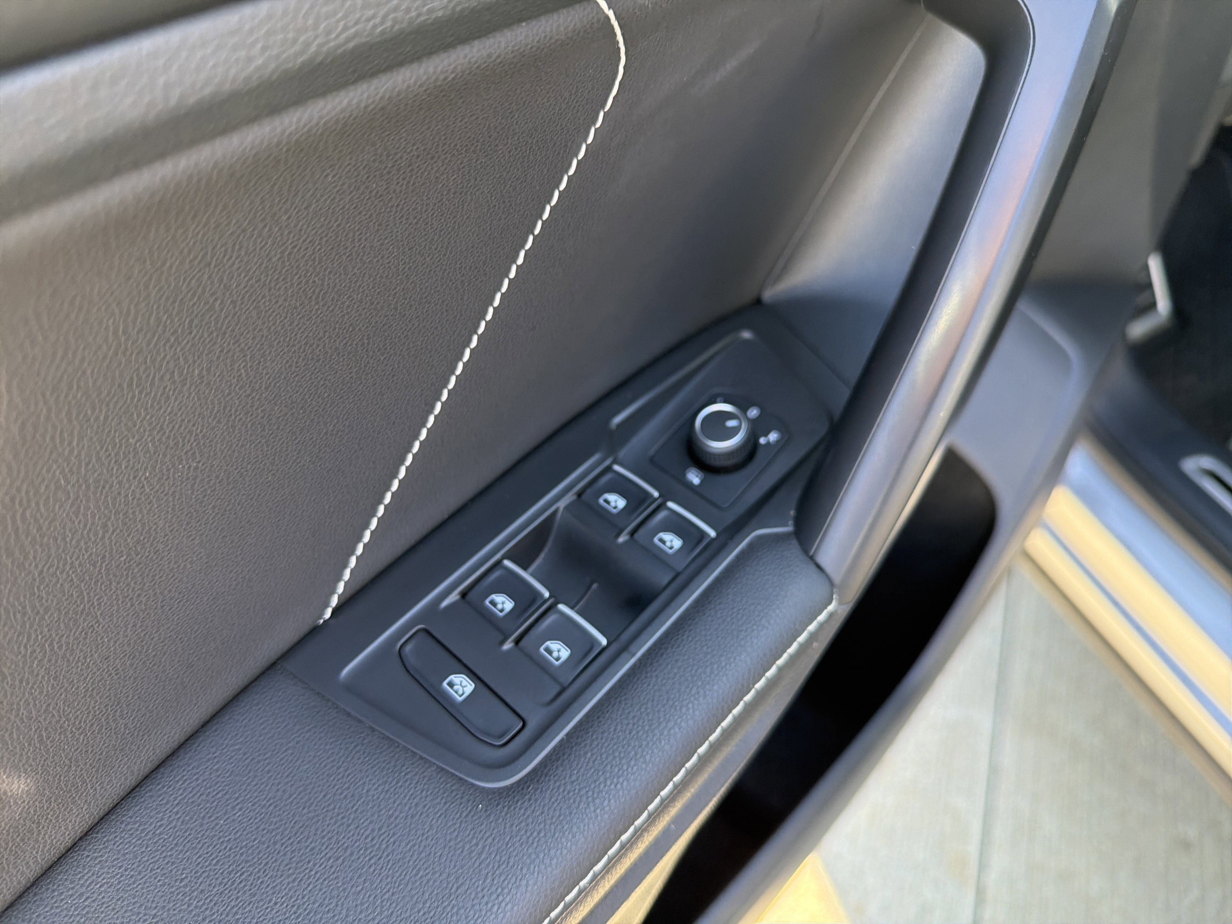 Used 2023 Volkswagen Tiguan SE R-Line image 15