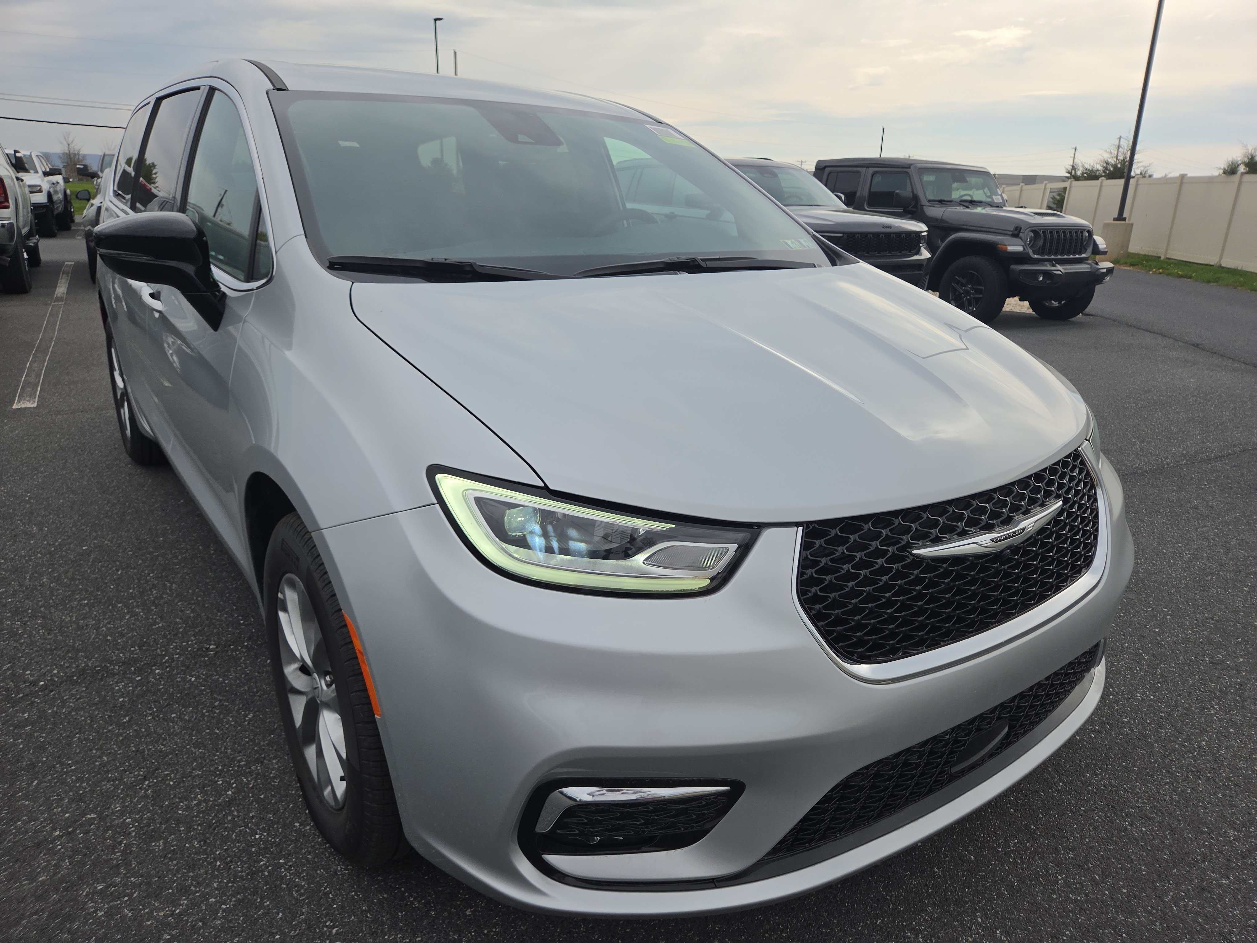 New 2026 Chrysler Pacifica Select AWD/4WD image 20