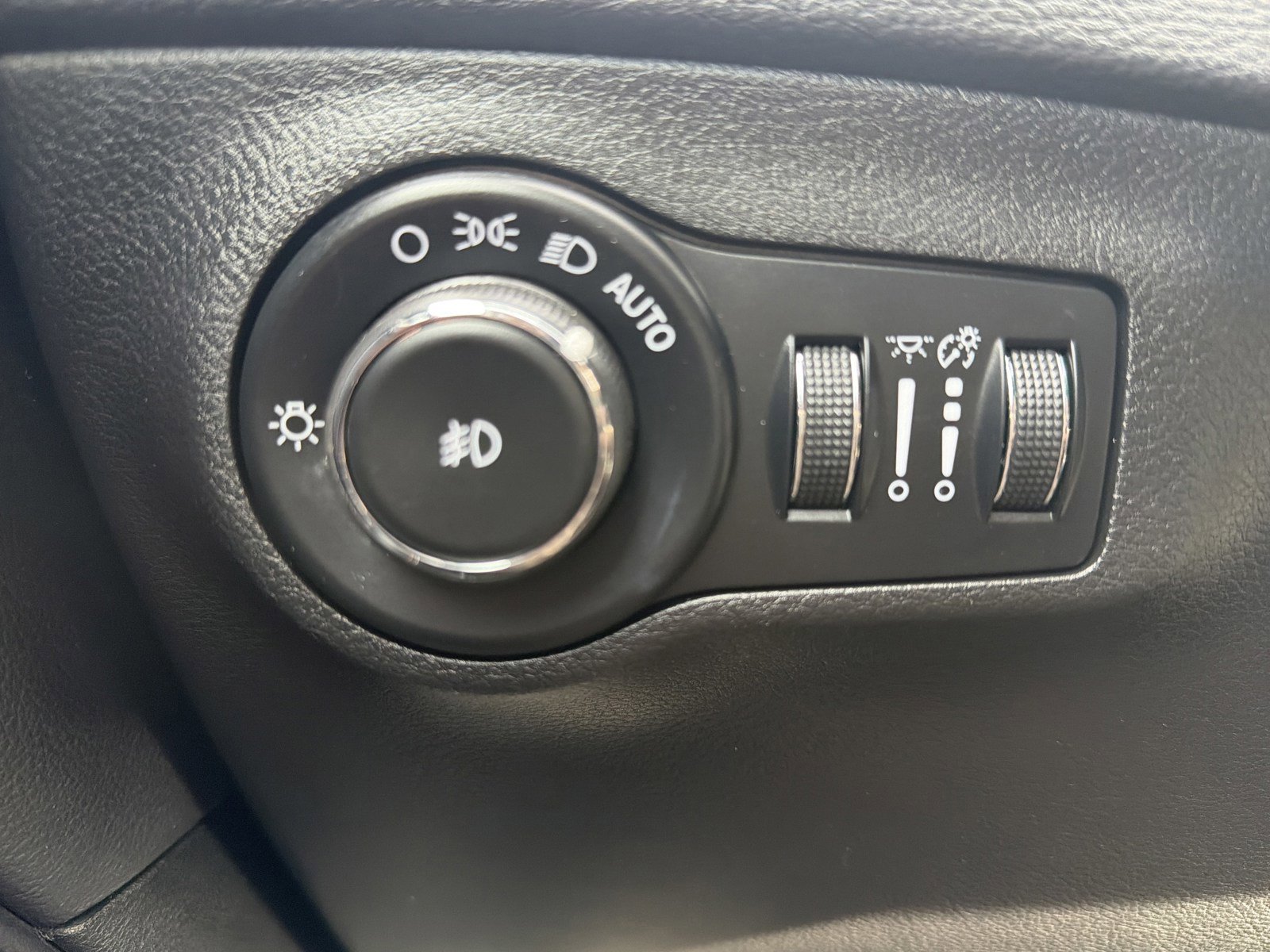 Used 2017 Jeep Compass Latitude w/ Popular Equipment Group image 23