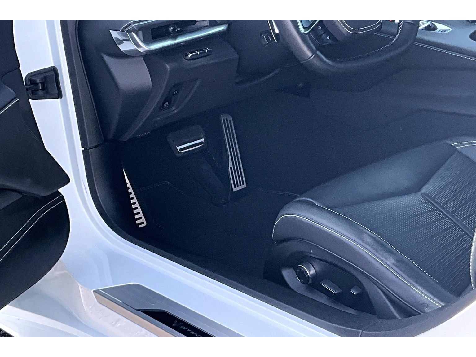 Used 2022 Chevrolet Corvette Stingray Premium Conv w/ Z51 Performance Package RWD image 28