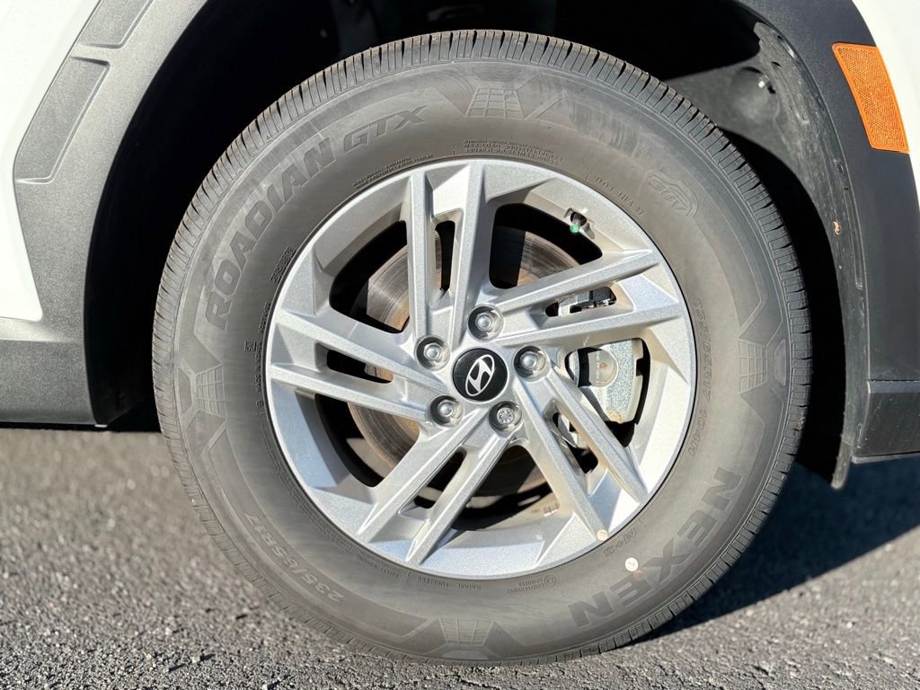 Used 2025 Hyundai Tucson SE image 35